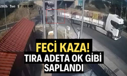 Feci kaza: Tıra adeta ok gibi saplandı