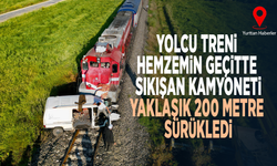 Yolcu treni hemzemin geçitte sıkışan kamyoneti yaklaşık 200 metre sürükledi