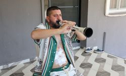 Ameliyattan çıkan hasta solunum egzersizini zurnası ile yaptı