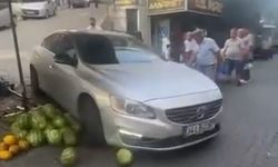 Lüks aracıyla pazara daldı! Tezgahları birbirine kattı