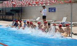 Yaz spor okullarında ilk kulaç... Şehzadeler'de yüzme kursları başladı