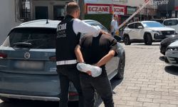 Oto galeriyi kurşunlayan 2 şüpheli tutuklandı