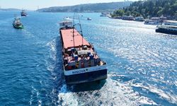 Karaya oturan dev gemi İstanbul Boğazı'ndan geçti