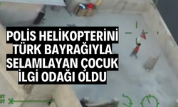 Polis helikopterini Türk bayrağıyla selamlayan çocuk ilgi odağı oldu
