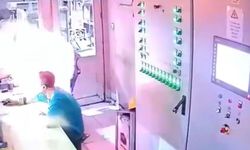 Çakmağı ateşledi, oda alev aldı.... Demir çelik fabrikasındaki patlama anı kamerada