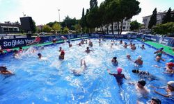 Manisa’da çocuklar hem serinliyor hem yüzmeyi öğreniyor