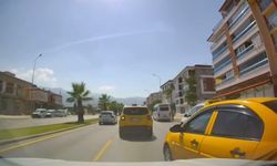 Ani şerit değiştiren taksi kazaya neden oluyordu