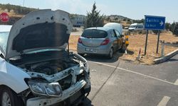 İlçede korkutan kaza! Otomobiller kavşakta çarpıştı: 1 yaralı