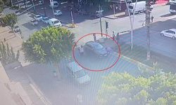 Otomobilin çarptığı kadın metrelerce savruldu