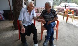 Kaza yapan iki yaşlı amca tatlıyla barıştı