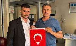 MHP'DEN VATANDAŞLARA BAYRAK