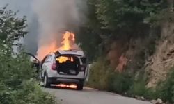 Seyir halindeki otomobil alevlere teslim oldu... 5 kişilik aile son anda kurtuldu