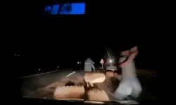 Kazayı fark ettirmek için yola saman balyası koyarken otomobil çarptı: O anlar kamerada
