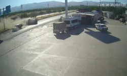 Pikap ile çarpışan otomobil devrildi, 3 kişi yaralandı: Kaza anı kamerada