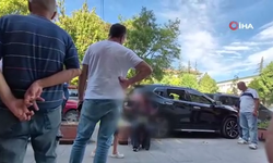 Taşla camını kırdıkları aracın sürücüsünü darbettiler