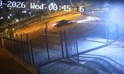 Kaldırımdan seken otomobil 1 metrelik duvarı aştı: O anlar kamerada