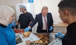 Sarıgöl Milli Eğitim Müdürü pansiyonda kalan öğrencilere yemek dağıttı