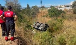 İzmir'de otomobil akarsu havzasına uçtu: 1 ölü, 2 yaralı