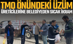 TMO önündeki üzüm üreticilerine belediyeden sıcak ikram