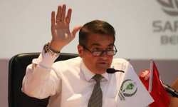 BELEDİYE BAŞKANI ELİNİ ÜZÜM MAKİNESİNE KAPTIRDI