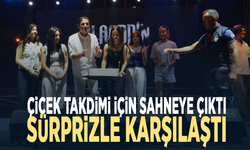 Çiçek takdimi için sahneye çıktı, sürprizle karşılaştı