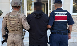 İzmir jandarması, firarileri arazide yakaladı