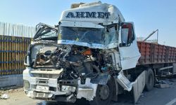 Tır kamyona çarptı sürücü ağır yaralı
