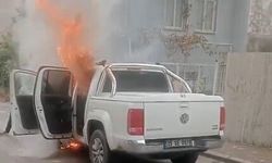İzmir'de alev alan araçta patlama meydana geldi!  O anlar kamerada