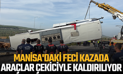 Manisa'daki feci kazada araçlar çekiciyle kaldırılıyor