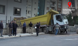 Kontrolden çıkan hafriyat kamyonu 6 katlı binaya çarptı