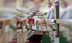 Ayin sırasında başına haç düşen rahip öldü