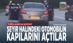 Trafikte akılalmaz görüntü! Seyir halindeki otomobilin kapılarını açtılar