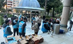 AK Partili gençlerden namaz sonrası çay ikramı
