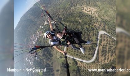Manisa'da başarılı öğrenciler, yamaç paraşütüyle uçuş yaptı 