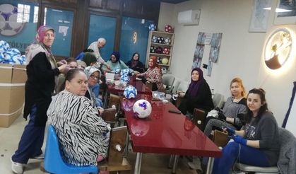 İlçedeki kadınlar ekmeğini futbol topundan çıkarıyor