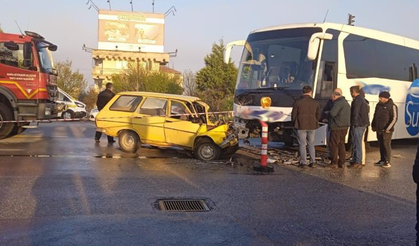 İlçede otomobil ile yolcu otobüsü çarpıştı! 1 ölü