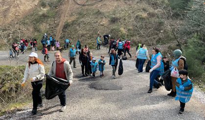 Manisa'da gönüllüler bir araya geldi: Kent ormanında 80 poşet çöp toplandı
