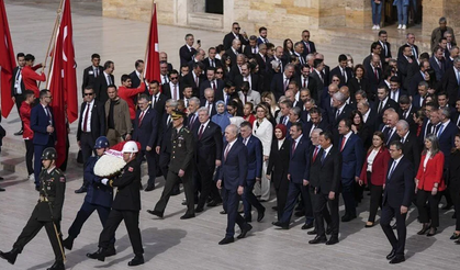 Devlet erkanı Ata'nın huzurunda... Anıtkabir'de 23 Nisan töreni