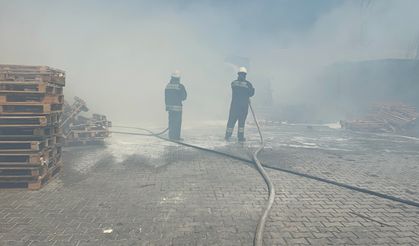 İlçedeki sanayi sitesinde yangın paniği! Panel işletmesinden palet imalathanesine sıçradı, İtfaiye eri yaralandı!