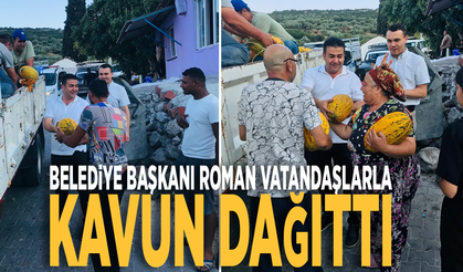 Belediye Başkanı Roman vatandaşlarla kavun dağıttı