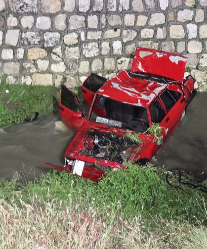 Babasından kaçırdığı araçla dereye uçtu