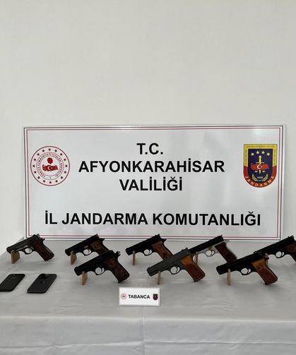 Afyon'da kaçak silah satmaya çalışan şahıs otobüste yakalandı