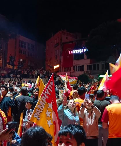 İzmir’de sarı-kırmızılı taraftarlar şampiyonluğu kutladı