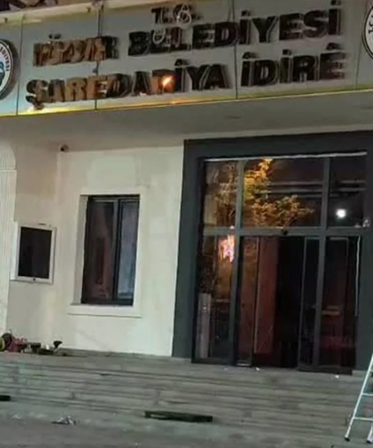 Iğdır Belediyesi'nin tabelasına Kürtçe yazı eklendi