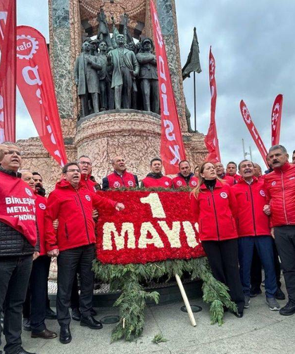DİSK, Taksim Cumhuriyet Anıtı'na çelenk bıraktı