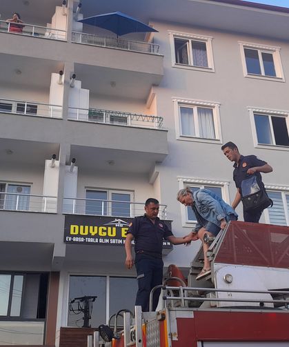 Muğla'da ev yangını: 1 kişi balkondan kurtarıldı
