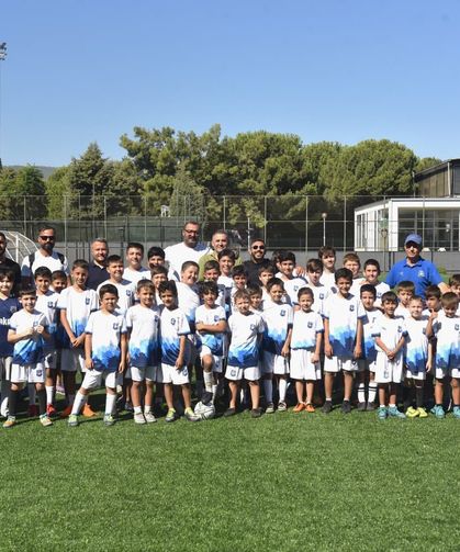 Yunusemre Belediyesi yaz futbol okulu coşkuyla sona erdi
