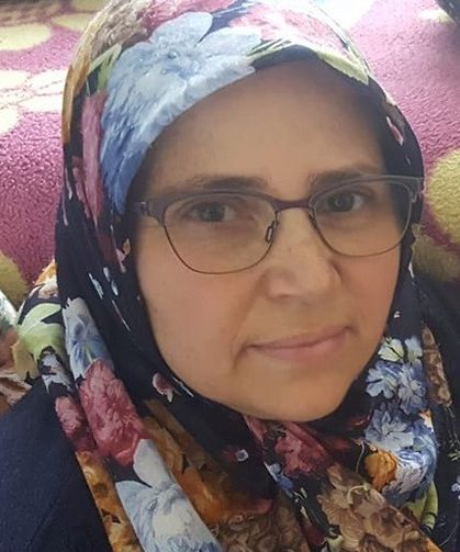 Sahipsiz köpeklerden kaçarken aracın altında kaldı