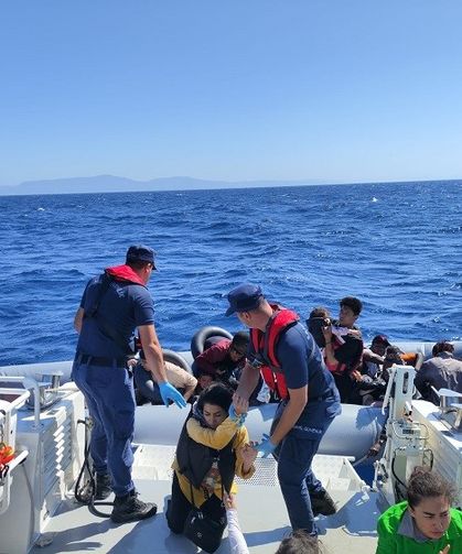 Yunanistan’ın geri ittiği 30 düzensiz göçmen kurtarıldı