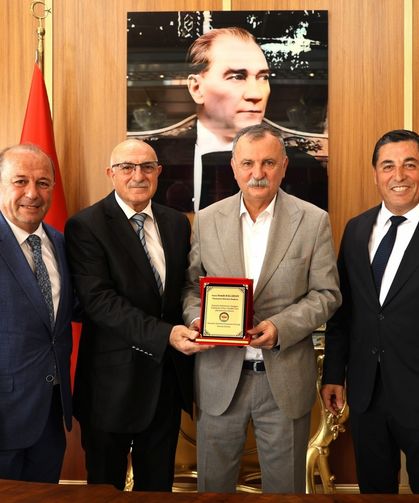 Hemşehri Derneklerinden Başkan Balaban’a anlamlı plaket